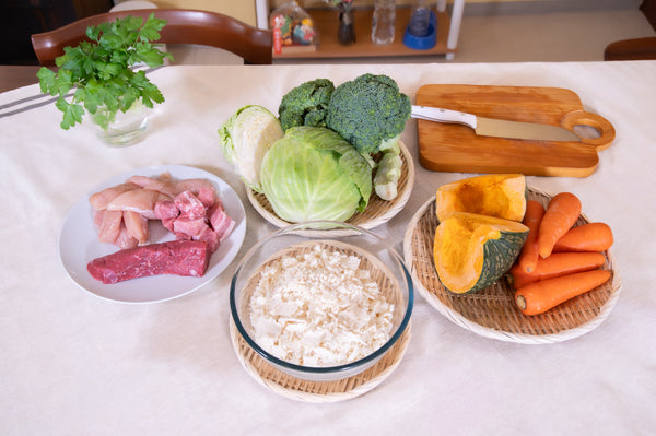 <strong>お⾁と野菜をたっぷり</strong>